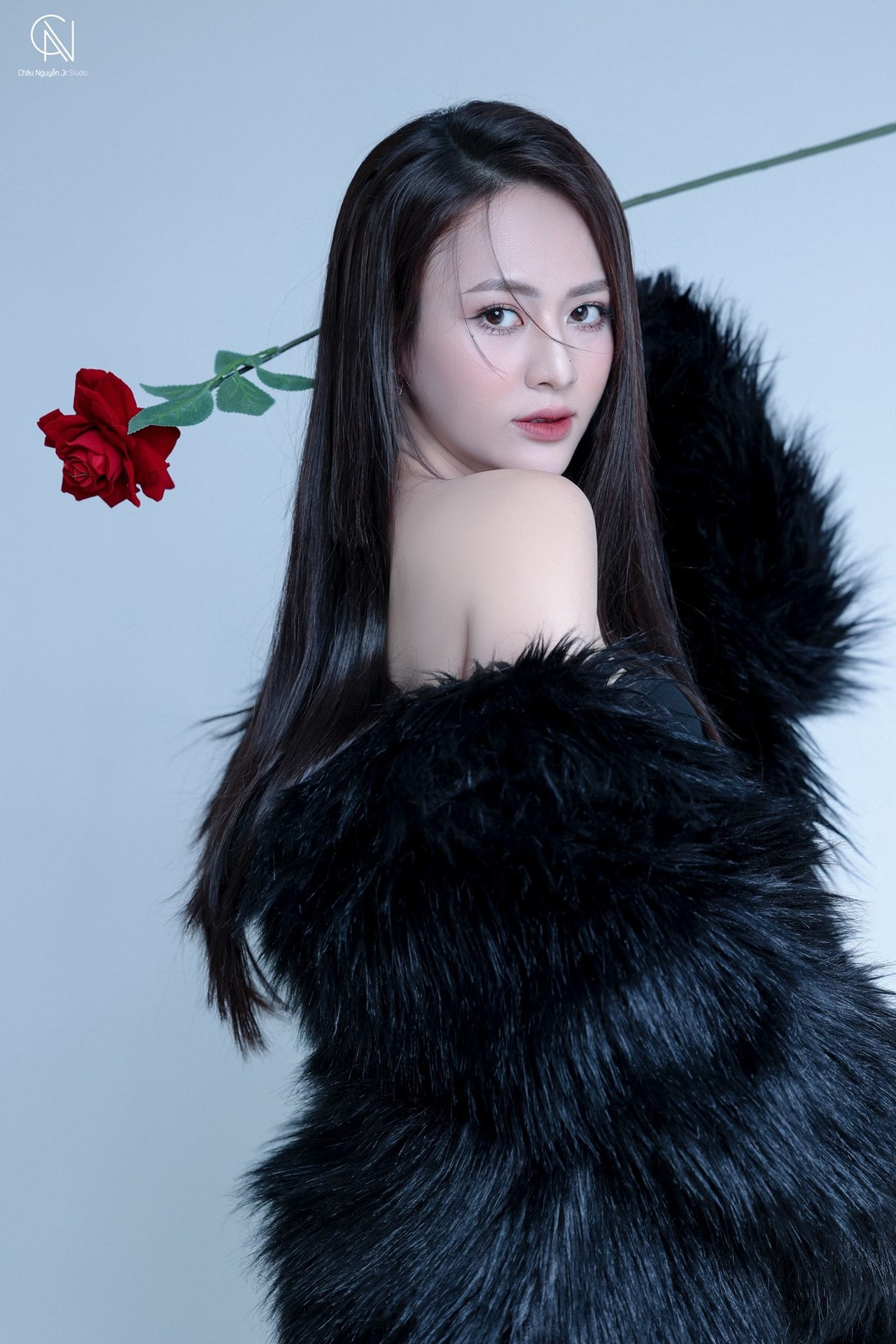 Dù xuất hiện trên màn ảnh hay trong các sự kiện, Việt Hoa luôn thu hút mọi ánh nhìn bởi vẻ đẹp rạng ngời và thần thái cuốn hút. Ảnh: FB Vũ Việt Hoa