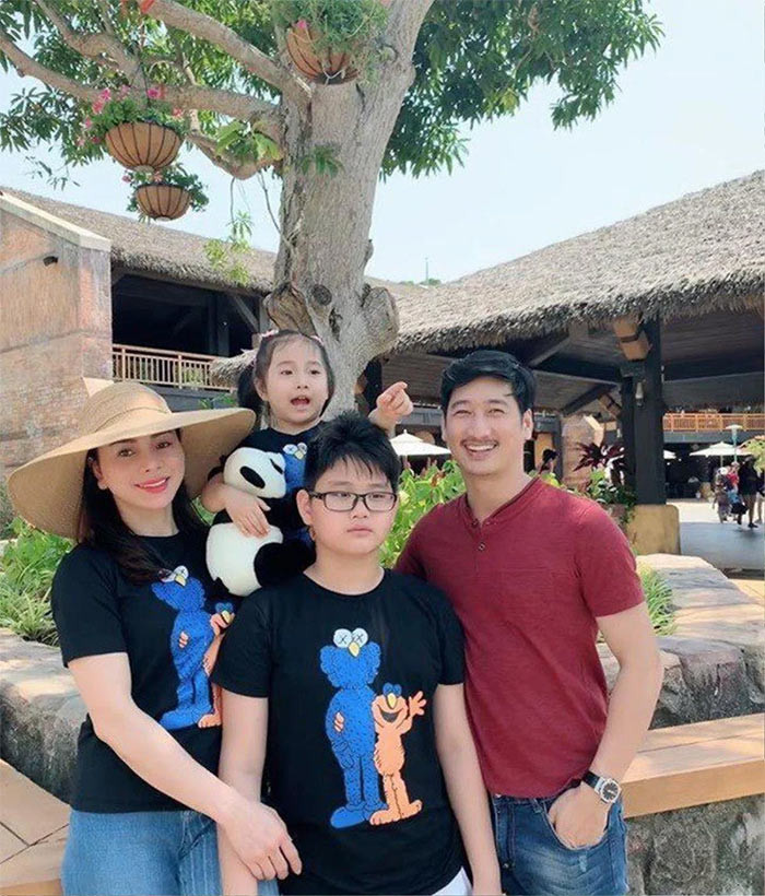 Nam diễn viên "Hoa hồng trên ngực trái" cho biết anh đã chia tay người vợ thứ hai - chị Trang Anh được một năm nhưng vẫn giấu kín thông tin và không chia sẻ về mối quan hệ mới vì không muốn các con bị ảnh hưởng tâm lý. (Ảnh: FB Ngọc Quỳnh)