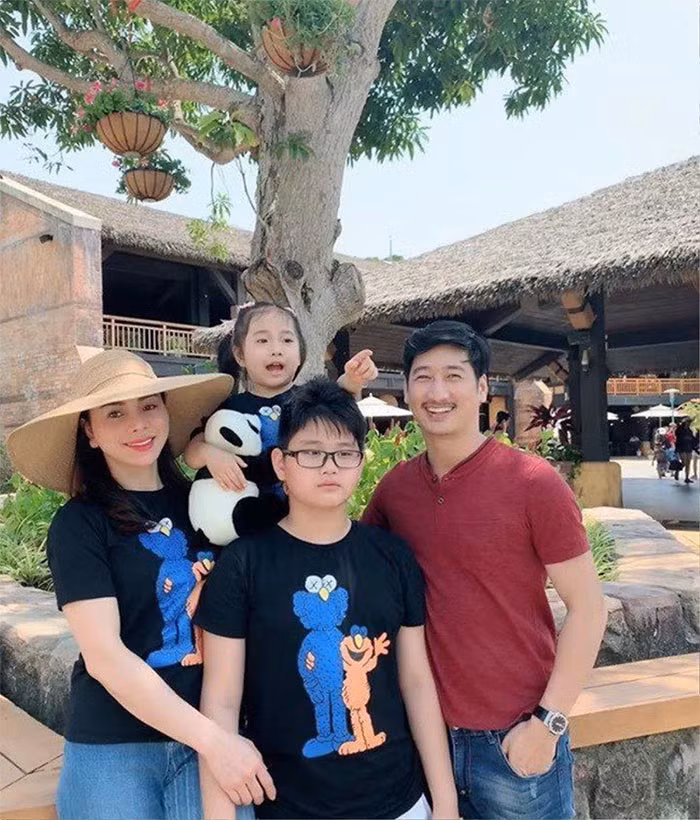 Nam diễn viên "Hoa hồng trên ngực trái" cho biết anh đã chia tay người vợ thứ hai - chị Trang Anh được một năm nhưng vẫn giấu kín thông tin và không chia sẻ về mối quan hệ mới vì không muốn các con bị ảnh hưởng tâm lý. (Ảnh: FB Ngọc Quỳnh)