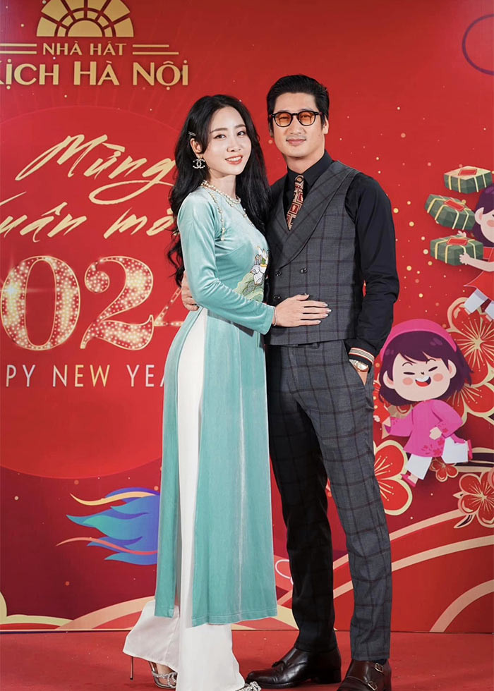 Sau hai lần ly hôn, nam diễn viên Ngọc Quỳnh đang hẹn hò với Thùy Anh, nữ đồng nghiệp kém anh 7 tuổi. Cả hai cùng công tác tại Nhà Hát kịch Hà Nội. (Ảnh: FB Thùy Anh)