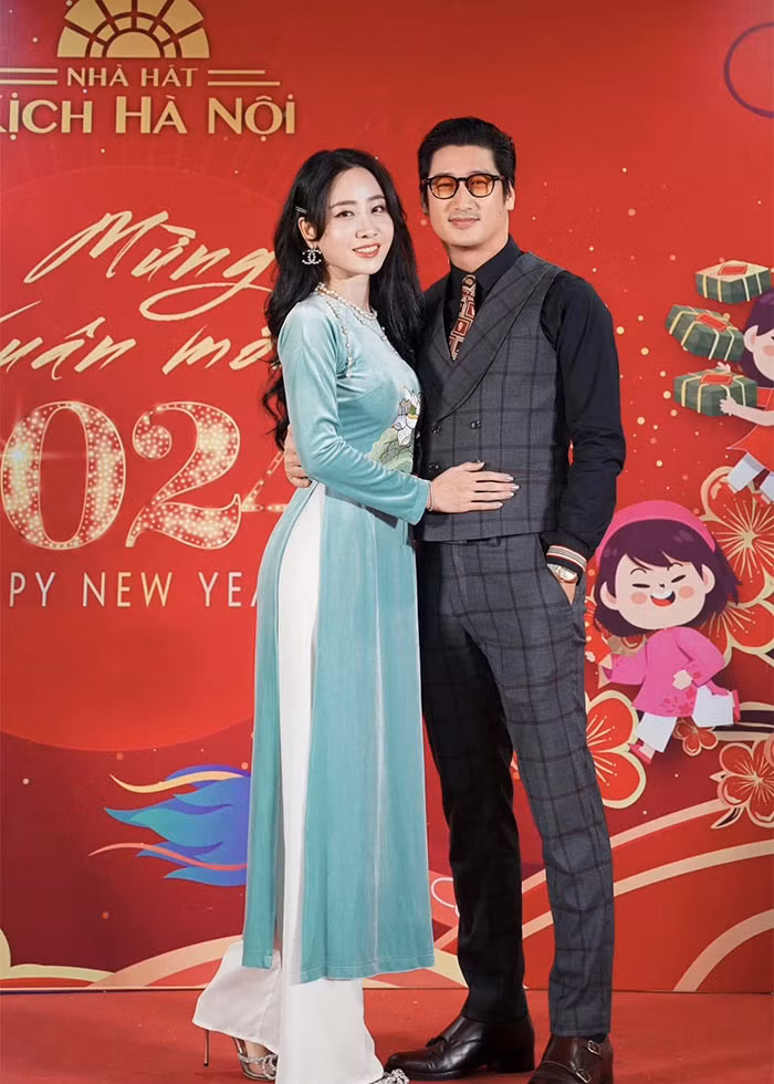 Sau hai lần ly hôn, nam diễn viên Ngọc Quỳnh đang hẹn hò với Thùy Anh, nữ đồng nghiệp kém anh 7 tuổi. Cả hai cùng công tác tại Nhà Hát kịch Hà Nội. (Ảnh: FB Thùy Anh)