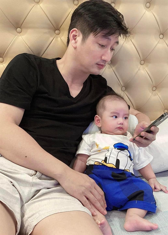 Nam diễn viên và con trai út, con chung của anh và người vợ thứ hai. (Ảnh: FB Ngọc Quỳnh)