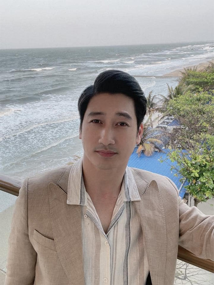 Sau khi ly hôn người vợ thứ hai, nam diễn viên sinh năm 1980 đã từ chối lời mời tham gia hai bộ phim của VFC là "Món quà của cha", "Dưới bóng cây hạnh phúc" vì sợ việc riêng của mình ảnh hưởng đến người khác. (Ảnh: FB Ngọc Quỳnh)