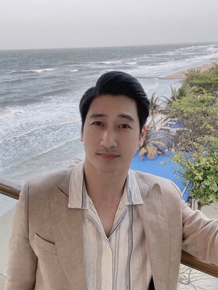 Sau khi ly hôn người vợ thứ hai, nam diễn viên sinh năm 1980 đã từ chối lời mời tham gia hai bộ phim của VFC là "Món quà của cha", "Dưới bóng cây hạnh phúc" vì sợ việc riêng của mình ảnh hưởng đến người khác. (Ảnh: FB Ngọc Quỳnh)