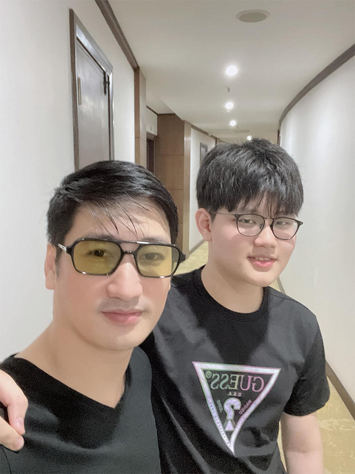 Hiện Ngọc Quỳnh sống cùng cậu con trai cả, đang học cấp 3, con của anh và người vợ đầu. (Ảnh: FB Ngọc Quỳnh)