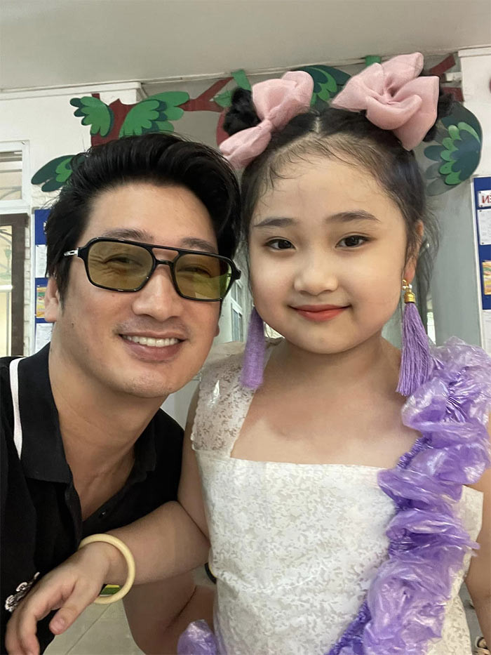 Anh vẫn thường xuyên gặp hai bé con của mình với người vợ thứ hai và luôn hỗ trợ các con hết mức có thể để bù đắp cho các con. (Ảnh: FB Ngọc Quỳnh)