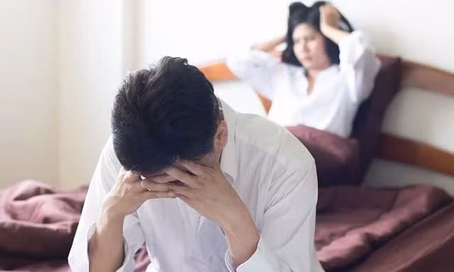  Nhắc đến người tình cũ: Đây là điều không thể chấp nhận được. Nó làm cho đối phương có tâm lý bị coi thường và bị xúc phạm, tổn thương. Điều này cũng làm cho sự hào hứng và ham muốn tụt dốc. Không những thế, nó sẽ khiến đối phương ám ảnh mỗi lần “gần gũi” về sau. Ảnh minh họa