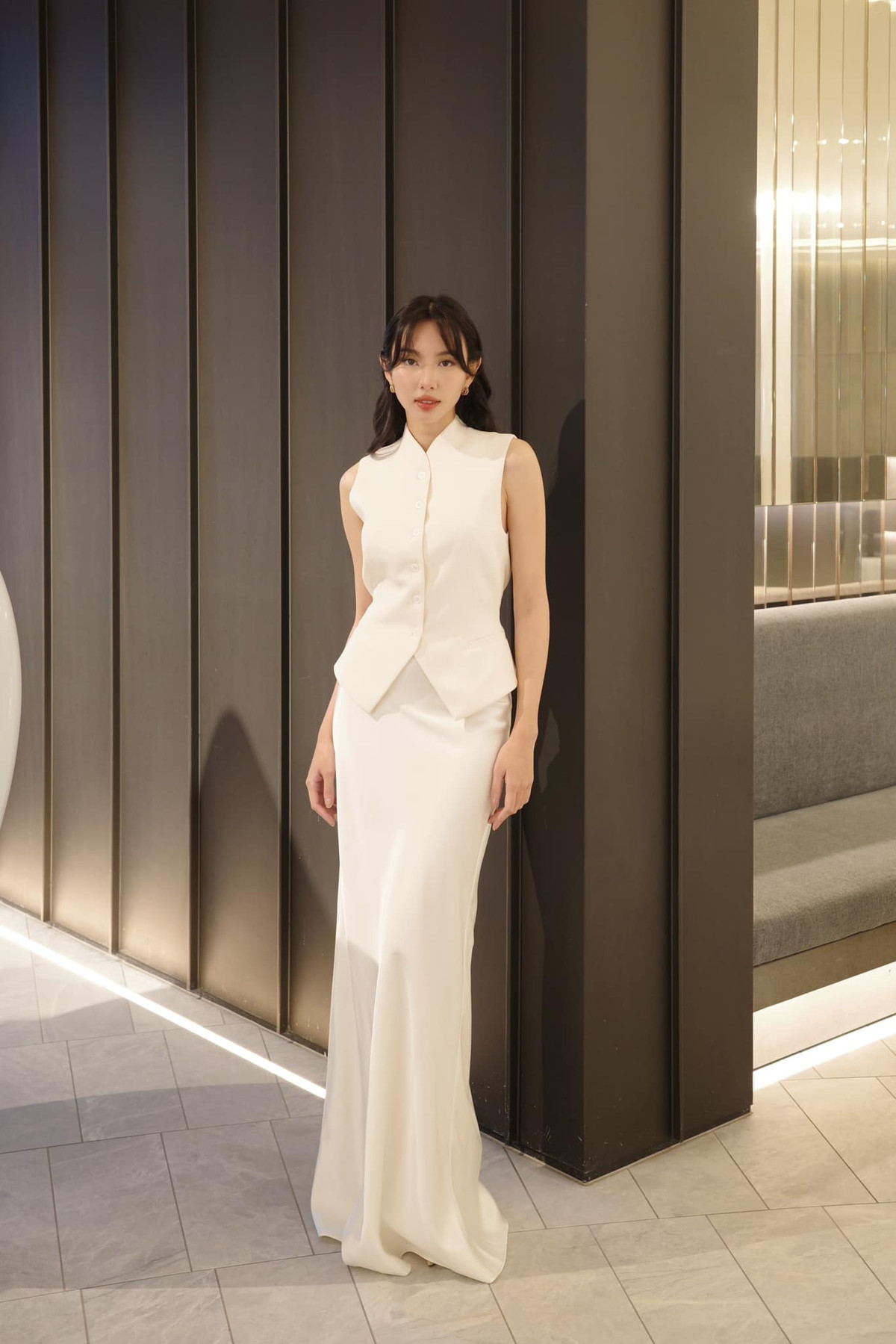 Hoa hậu Thuỳ Tiên biến hình với style công sở. Ảnh: FB Nguyễn Thúc Thùy Tiên