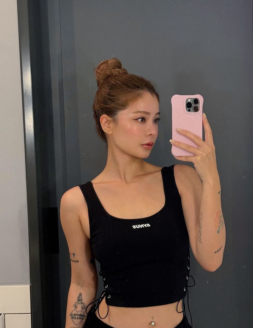 Cô trở thành một trong những hot mom nổi tiếng của châu Á, bên cạnh việc theo đuổi nghệ thuật, bà mẹ 2 con này còn có tài kinh doanh.