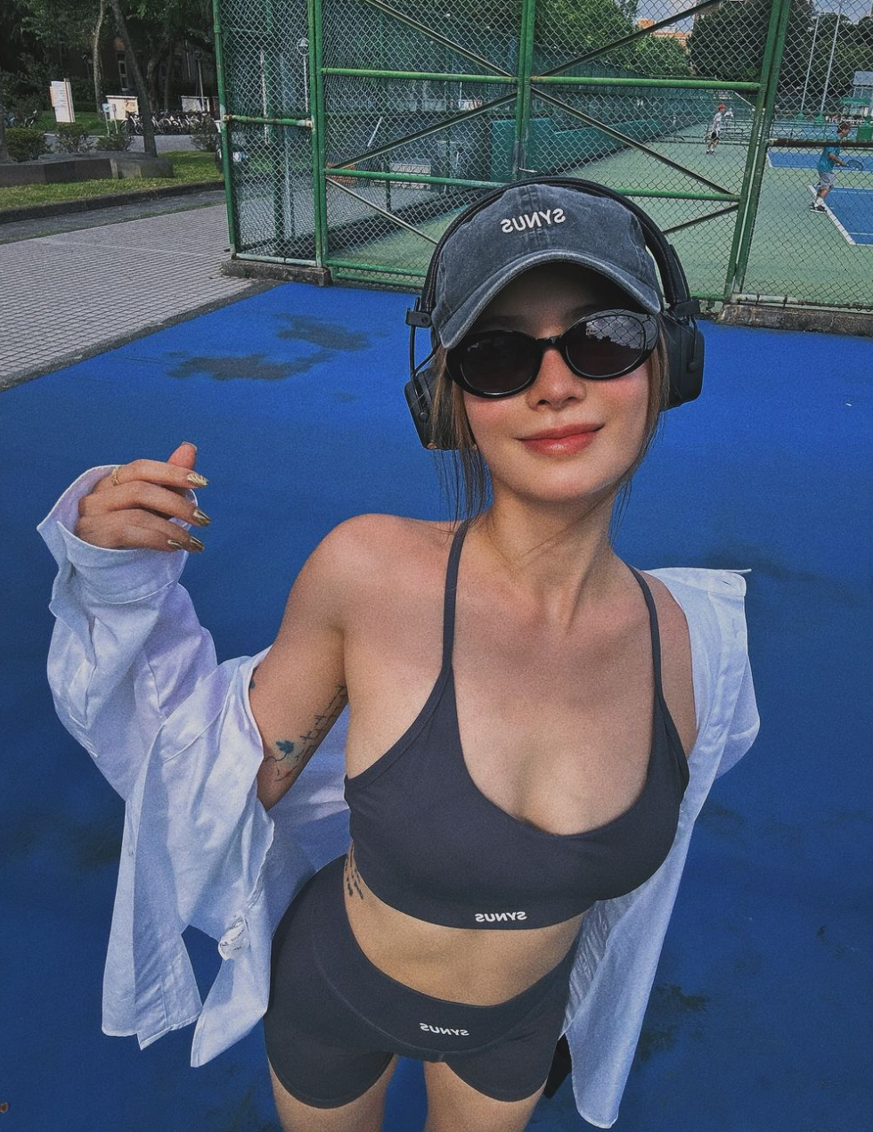 Bằng việc chăm sóc bản thân kỹ lưỡng và không ngừng cập nhật những xu hướng thời trang mới nhất, Lyla Lin vẫn giữ được vóc dáng thon gọn và thần thái cuốn hút.