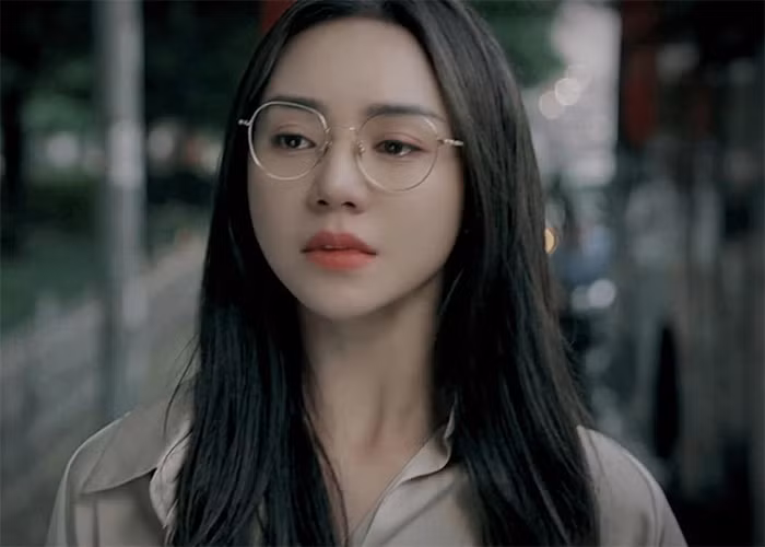 Không dám bước vào nhà để chứng kiến cảnh đau lòng, Nguyệt gọi điện cho mẹ chồng nhờ bà sang tắt giúp điều hòa nhưng thực ra là để mẹ chồng biết sự thật về con trai.