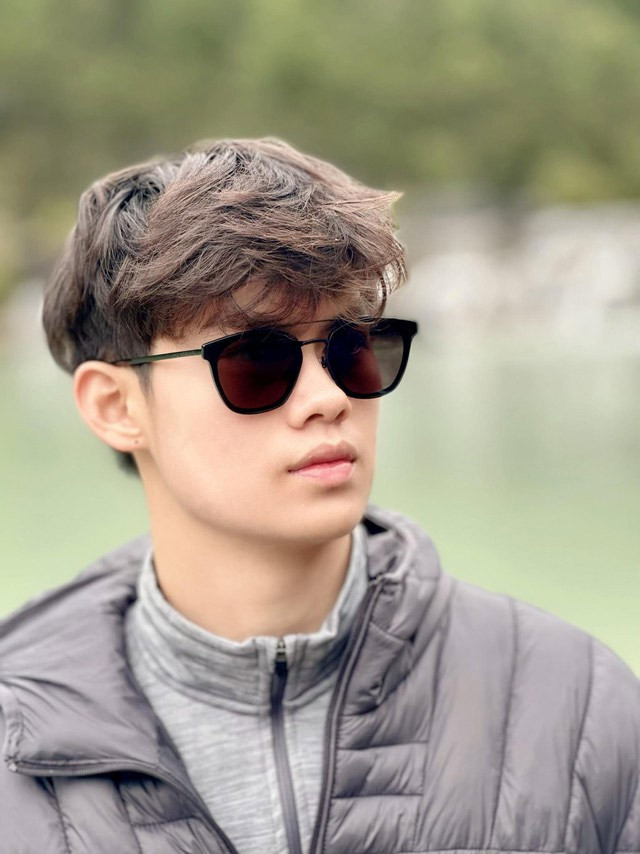 Tony rất giỏi thể thao như bơi lội, bóng đá, golf, cờ vua, bóng rổ, võ thuật... Con trai Hiền Mai đã đoạt khoảng 60 huy chương cùng nhiều cúp vàng, bạc về các bộ môn này, trong đó đặc biệt phải kể tới các giải bơi giữa các trường quốc tế ở Đông Nam Á và châu Á.