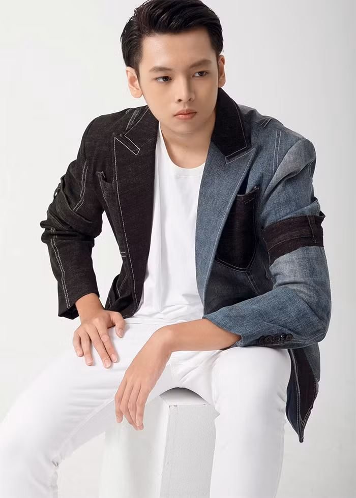 Sở hữu chiều cao nổi trội, khuôn mặt sáng láng, cùng niềm đam mê thời trang giống mẹ, con trai nhà Anh Thư được người hâm mộ kỳ vọng sẽ nối nghiệp mẹ trong tương lai gần.