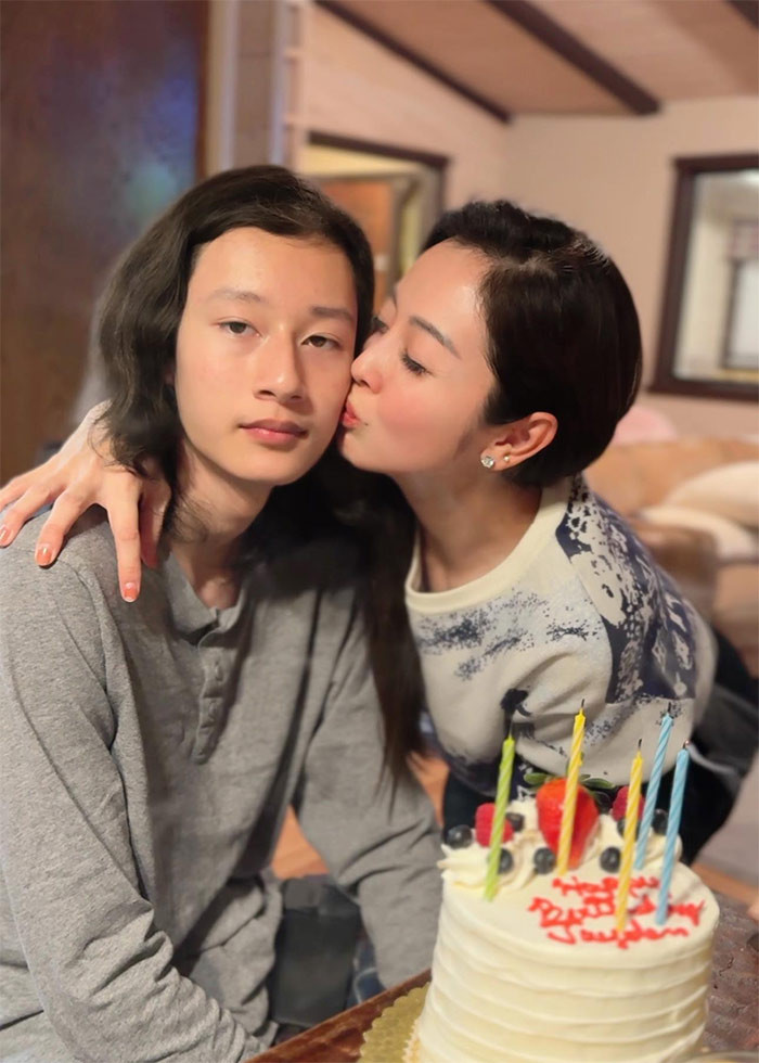 Bảo Nam - con trai Jennifer Phạm và chồng cũ, ca sĩ Quang Dũng, 16 tuổi cao 1,9m. Bảo Nam thừa hưởng nhiều nét đẹp từ bố mẹ nên rất đẹp trai, cao ráo. Theo nhận xét của mẹ Jennifer, Bảo Nam hiền lành, ngoan ngoãn, ít nói nhưng sống tình cảm.