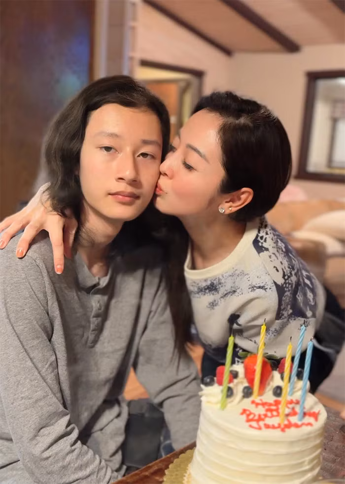 Bảo Nam - con trai Jennifer Phạm và chồng cũ, ca sĩ Quang Dũng, 16 tuổi cao 1,9m. Bảo Nam thừa hưởng nhiều nét đẹp từ bố mẹ nên rất đẹp trai, cao ráo. Theo nhận xét của mẹ Jennifer, Bảo Nam hiền lành, ngoan ngoãn, ít nói nhưng sống tình cảm.