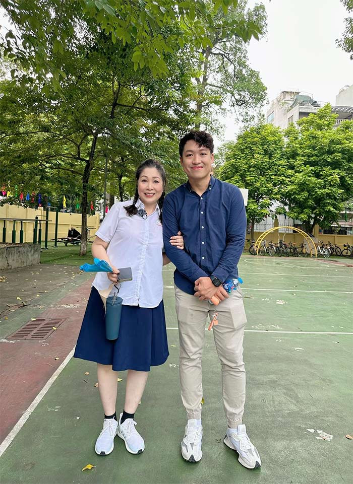 Khôi Nguyên (SN 1997), con trai nghệ sĩ Hồng Vân, luôn là niềm tự hào của bố mẹ nhờ có thành tích học tập ấn tượng. Năm 14 tuổi, Khôi Nguyên được mẹ cho đi du học Mỹ và đã tốt nghiệp chuyên ngành sản xuất phim ảnh của trường Fullerton College (California, Mỹ), tốt nghiệp ngành đạo diễn khoa Điện ảnh thuộc Đại học Chapman - một trong những trường đại học đào tạo điện ảnh có tiếng ở Mỹ.