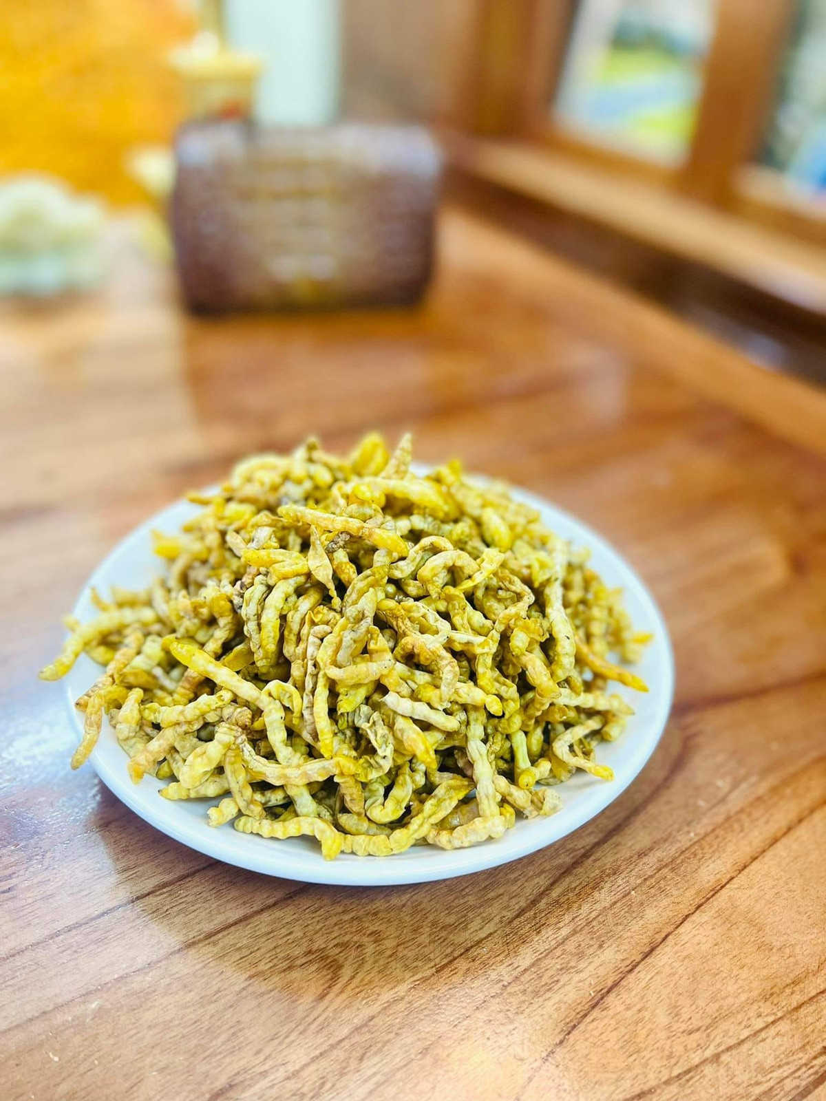 Sâu chít có rất nhiều chất bổ dưỡng, ăn có vị bùi ngậy. Rượu sâu chít có tác dụng tăng cường sinh lực cho nam giới và làm đẹp da cho phụ nữ. Chính nhờ những tác dụng đó mà sâu chít được coi là “đông trùng hạ thảo” của người Việt Nam. Ảnh: Phương Thanh