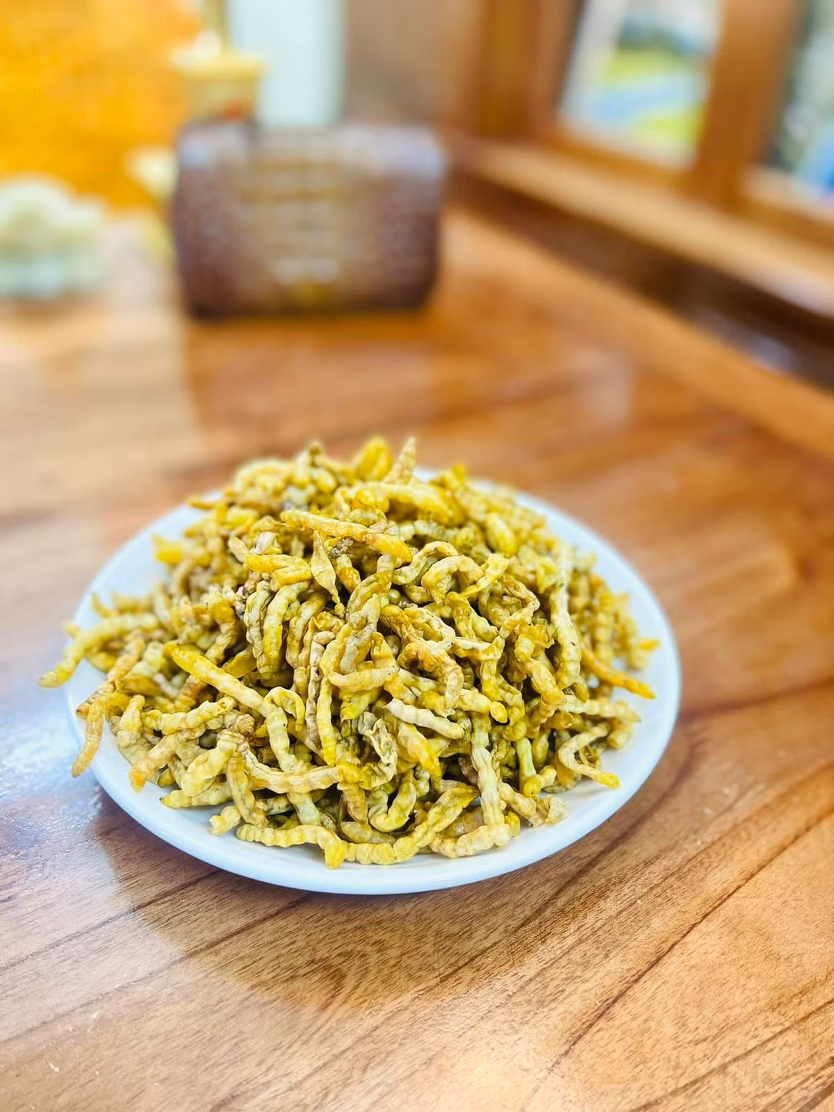 Sâu chít có rất nhiều chất bổ dưỡng, ăn có vị bùi ngậy. Rượu sâu chít có tác dụng tăng cường sinh lực cho nam giới và làm đẹp da cho phụ nữ. Chính nhờ những tác dụng đó mà sâu chít được coi là “đông trùng hạ thảo” của người Việt Nam. Ảnh: Phương Thanh