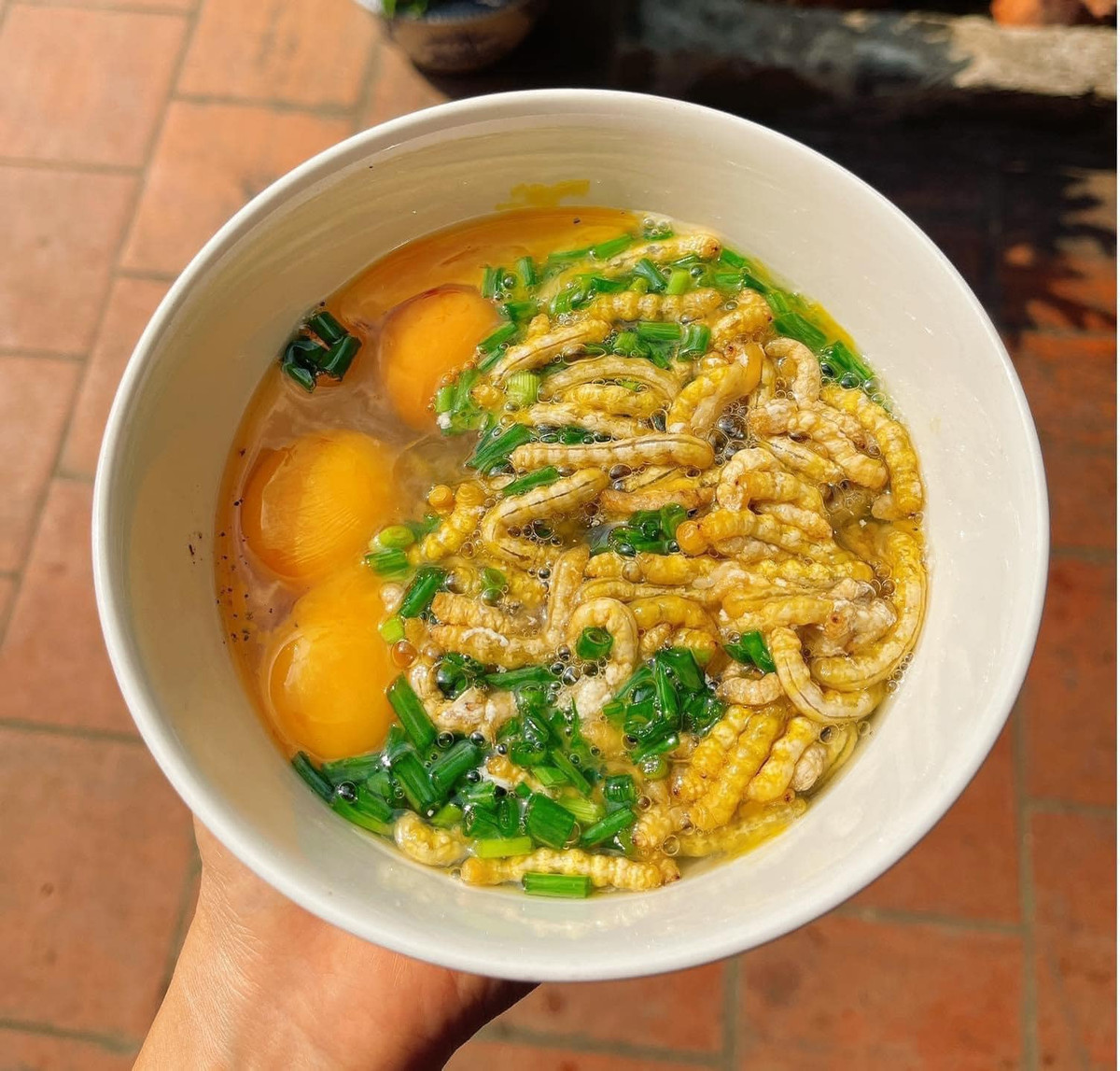 Nhiều người còn dùng sâu chít để rán trứng bởi có vị bùi, ngậy. Ảnh: D.L