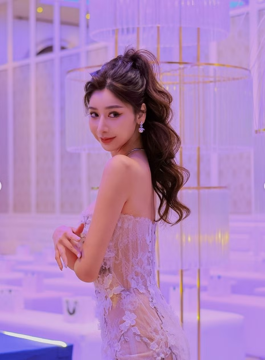 Với lợi thế hình thể này, hot girl dễ dàng chinh phục mọi phong cách thời trang, từ năng động, trẻ trung đến quyến rũ, gợi cảm.