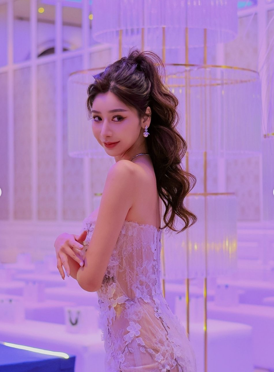 Với lợi thế hình thể này, hot girl dễ dàng chinh phục mọi phong cách thời trang, từ năng động, trẻ trung đến quyến rũ, gợi cảm.