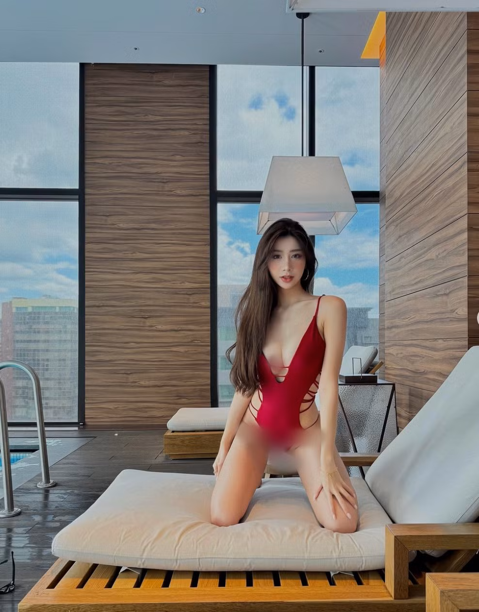 Mỗi lần xuất hiện, Miao Zhi đều khiến người hâm mộ "tròn mắt" với những bộ cánh độc đáo, cá tính, thi thoảng là những bộ bikini táo bạo.