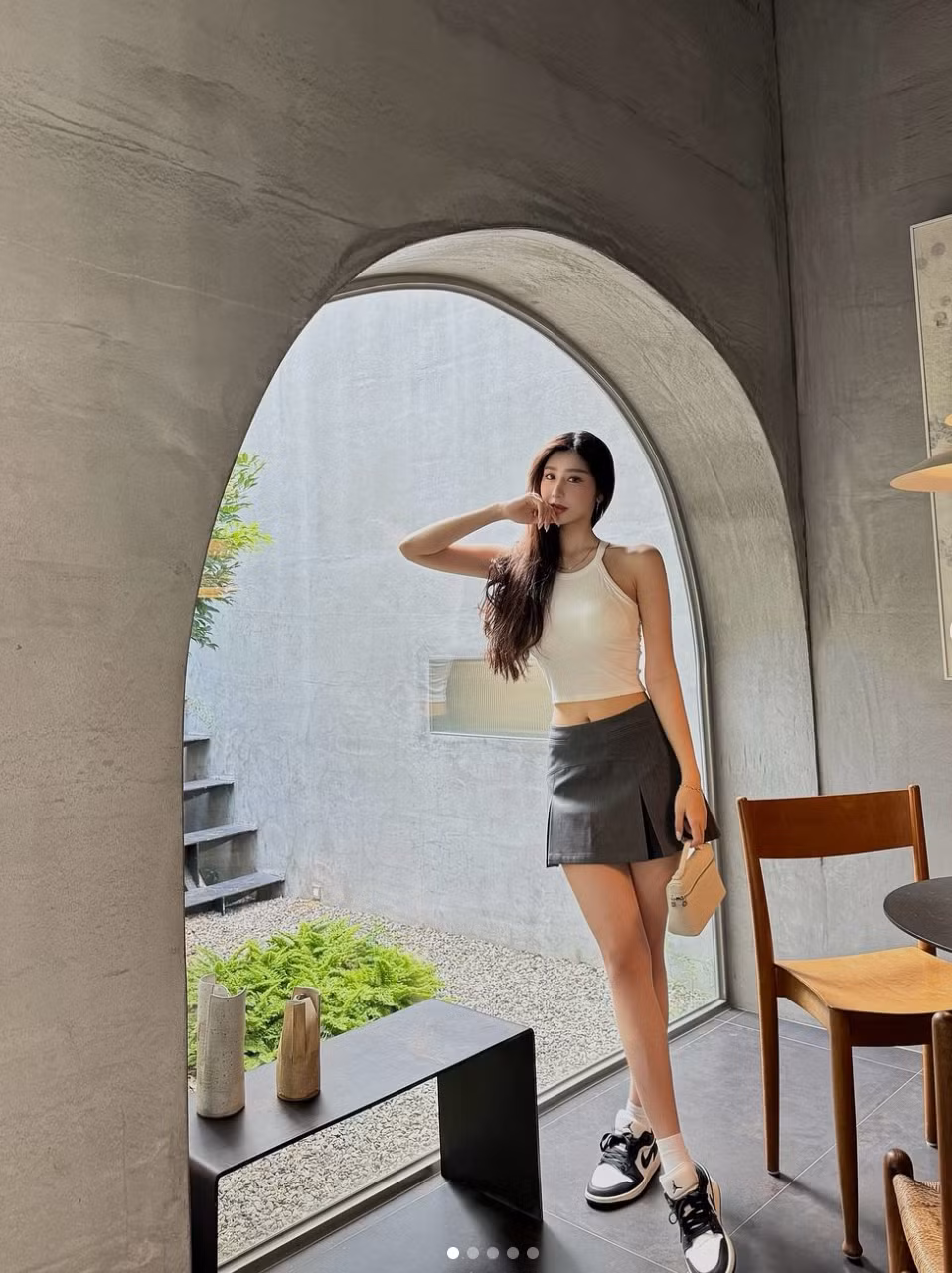 Hot girl gợi cảm này khéo léo khoe đôi chân dài miên man trong những chiếc quần short ngắn, váy ngắn, hoặc những bộ bodysuit ôm sát.