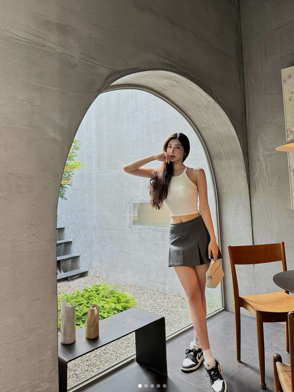 Hot girl gợi cảm này khéo léo khoe đôi chân dài miên man trong những chiếc quần short ngắn, váy ngắn, hoặc những bộ bodysuit ôm sát.