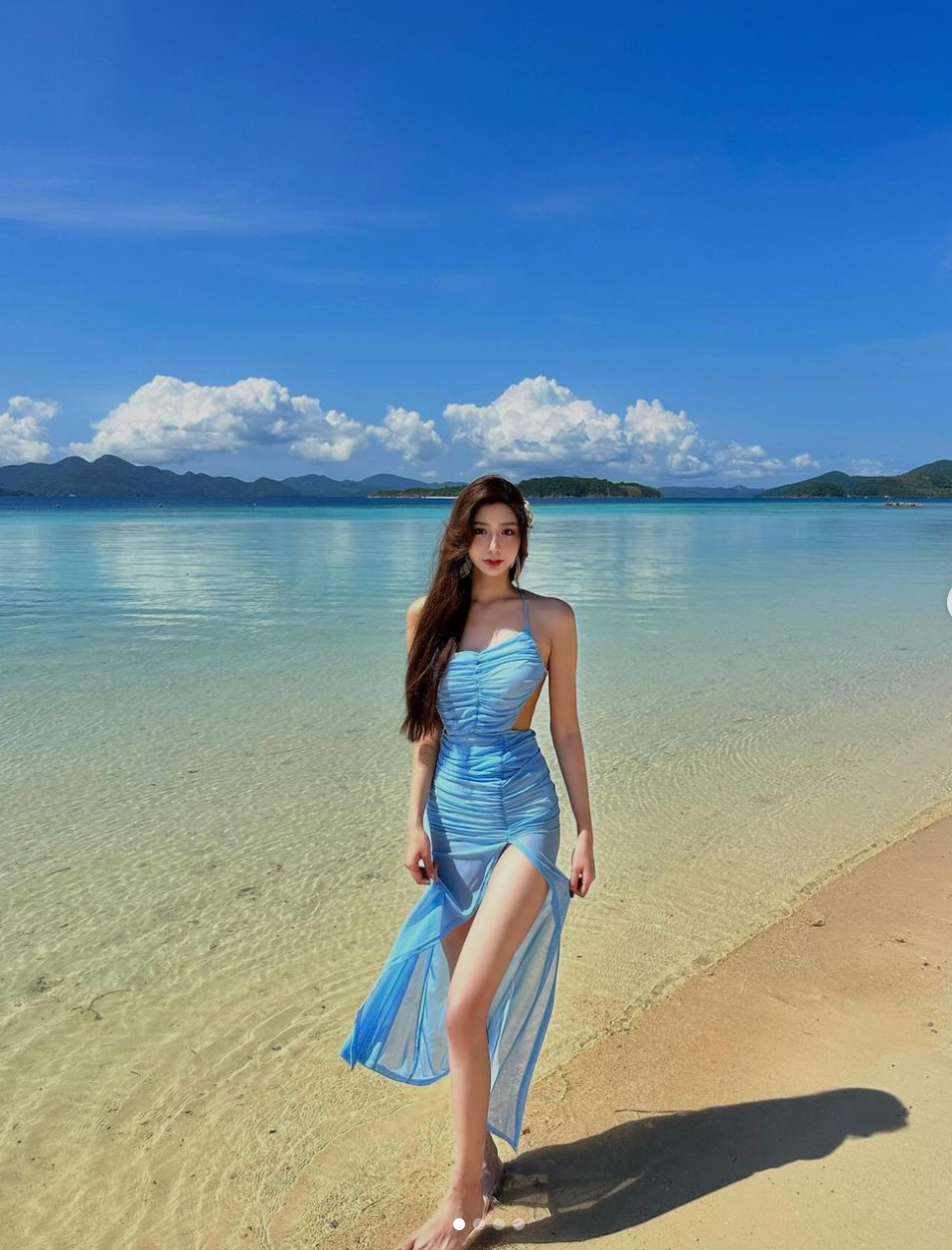 Phong cách thời trang của Miao Zhi không chỉ dừng lại ở sự gợi cảm. Cô còn thể hiện sự đa dạng khi thử nghiệm nhiều phong cách khác nhau, từ cá tính, nổi loạn đến dịu dàng, nữ tính.