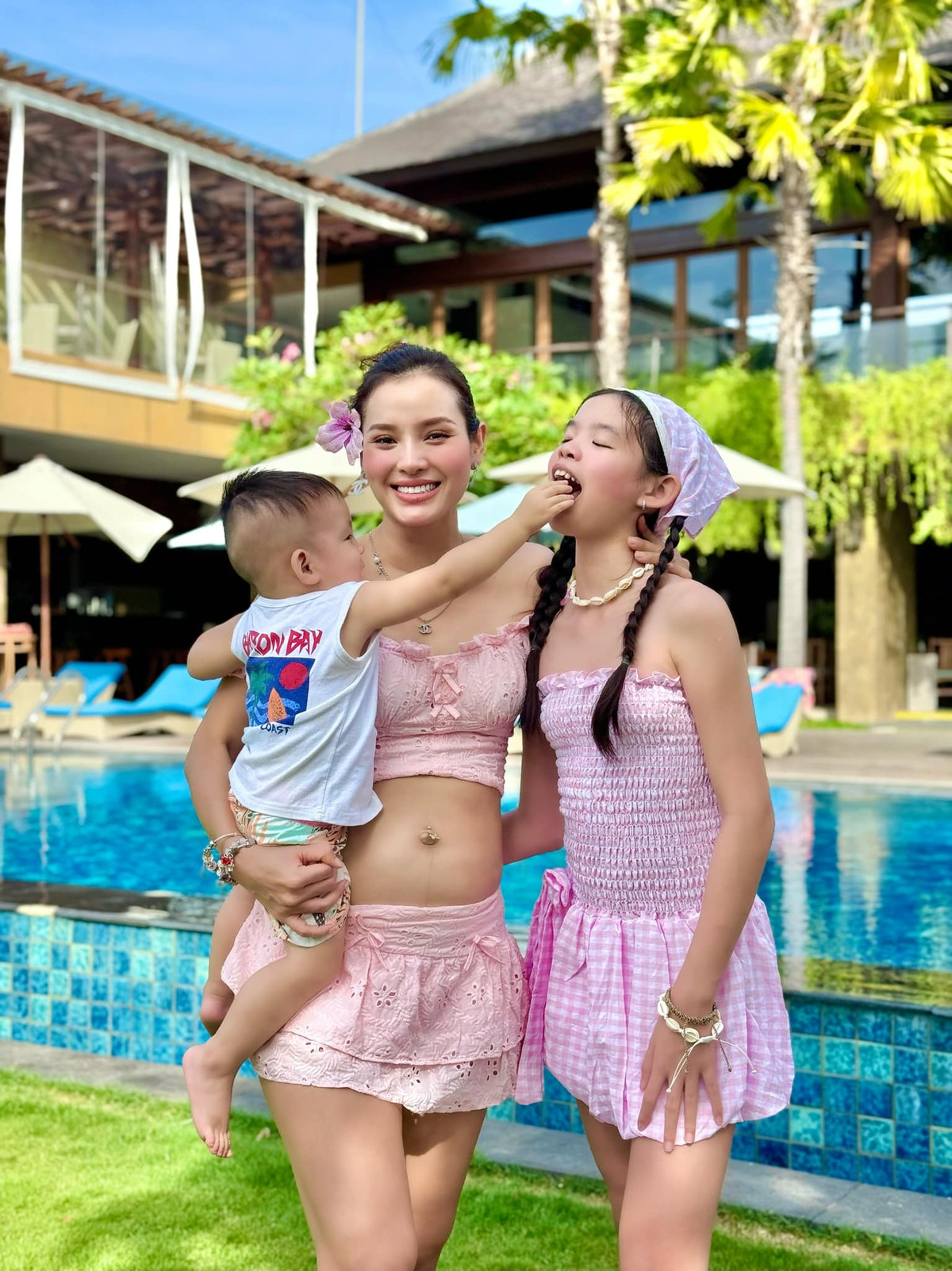 Phương Trinh Jolie cười rạng rỡ chụp ảnh cùng 2 con. Ảnh: FB Phương Trinh Jolie