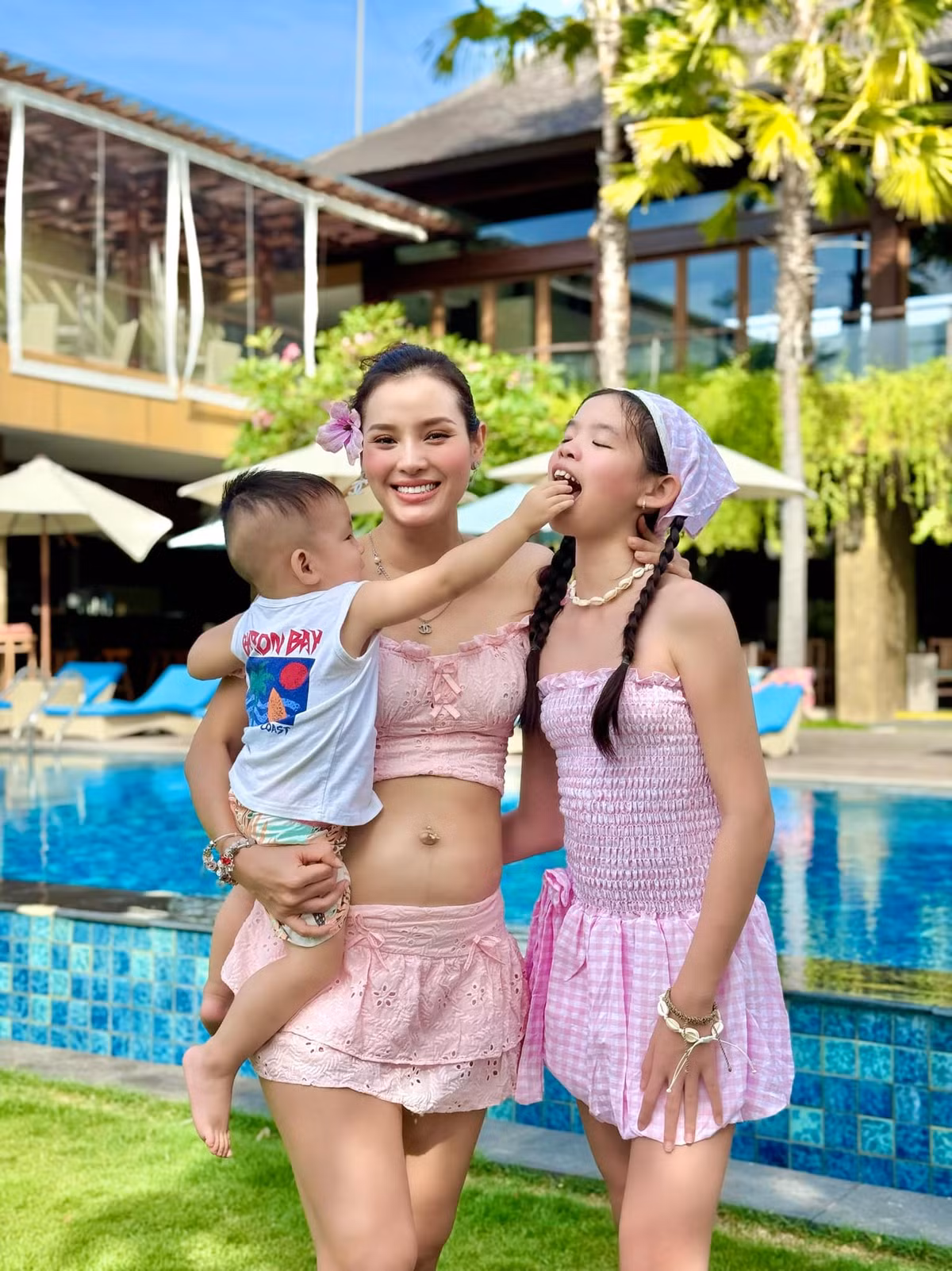 Phương Trinh Jolie cười rạng rỡ chụp ảnh cùng 2 con. Ảnh: FB Phương Trinh Jolie