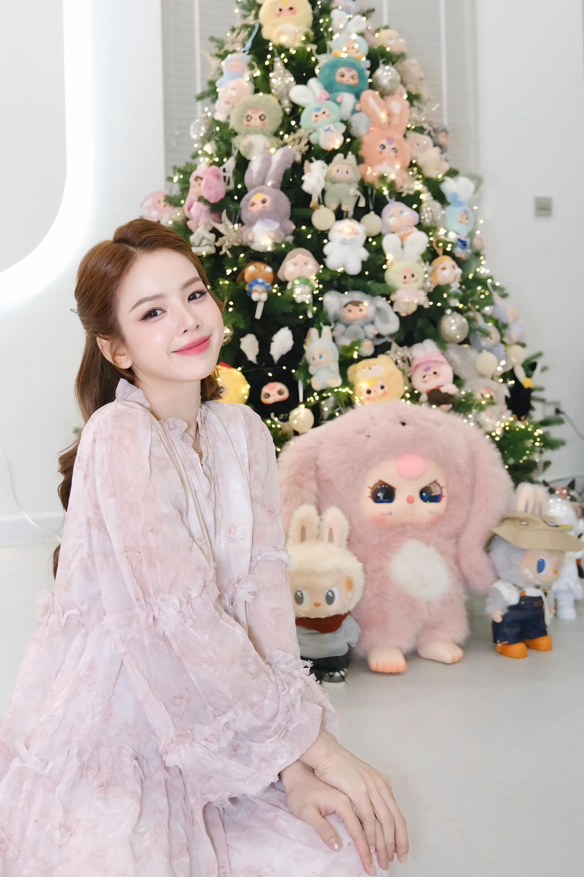 DJ Mie khoe cây thông Noel treo Labubu. Ảnh: FB DJ Mie