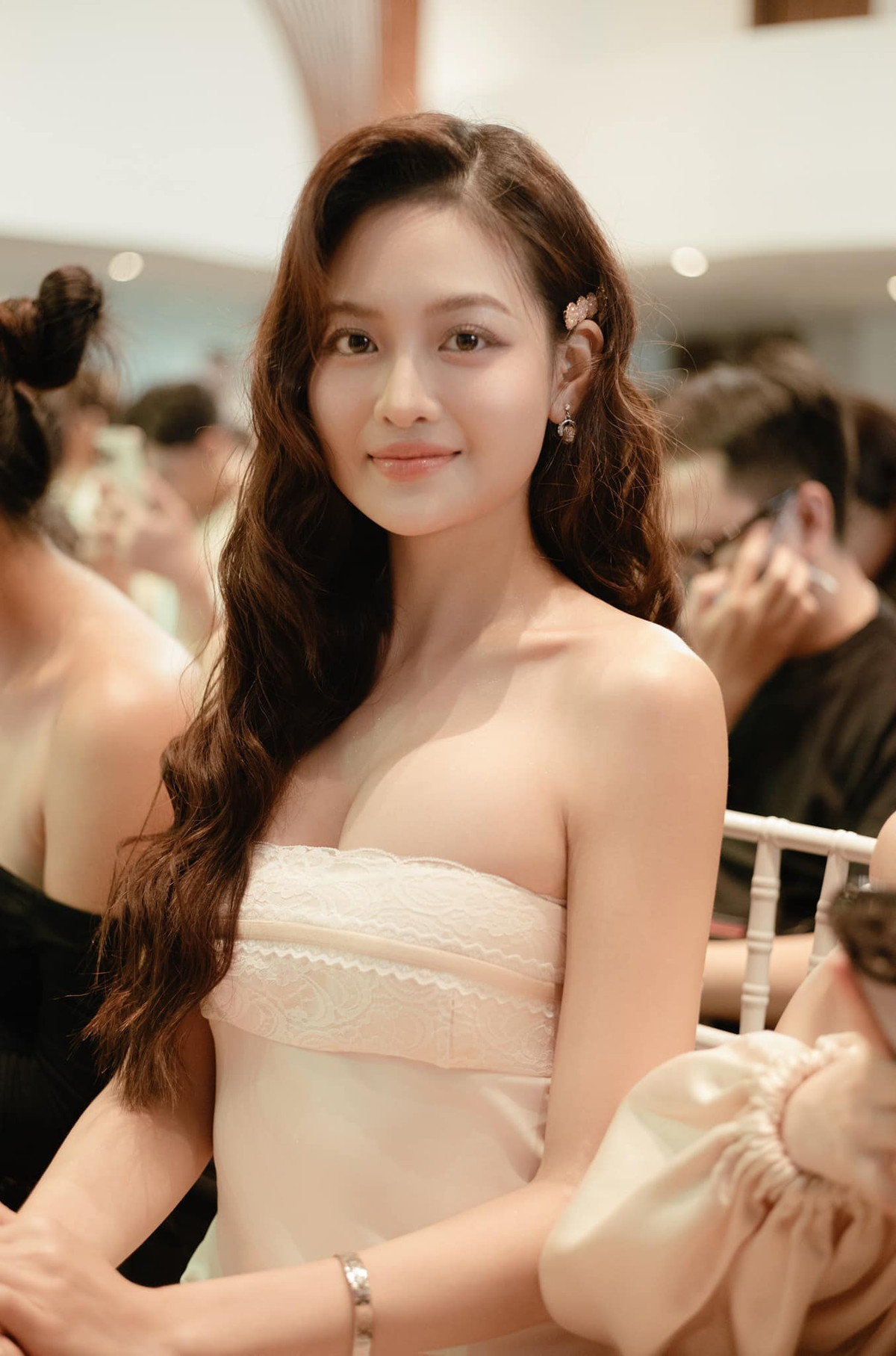 Thuỳ Anh đẹp như nàng thơ, Kỳ Duyên quyến rũ với đầm xuyên thấu Thuy Anh dep nhu nang tho, Ky Duyen quyen ru voi dam xuyen thau