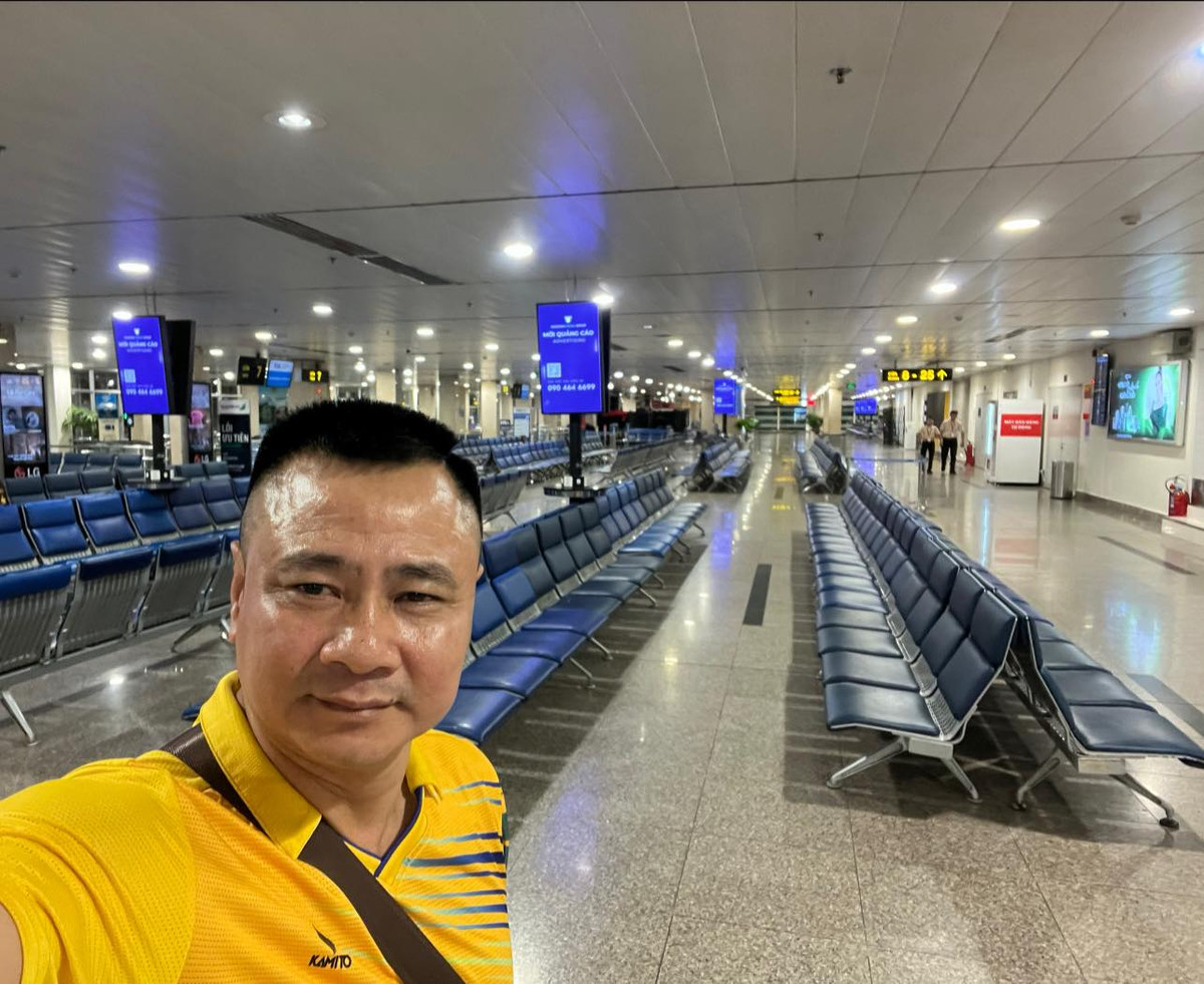 NSND Tự Long ở sân bay một mình lúc 3h sáng. Ảnh: FB Tự Long