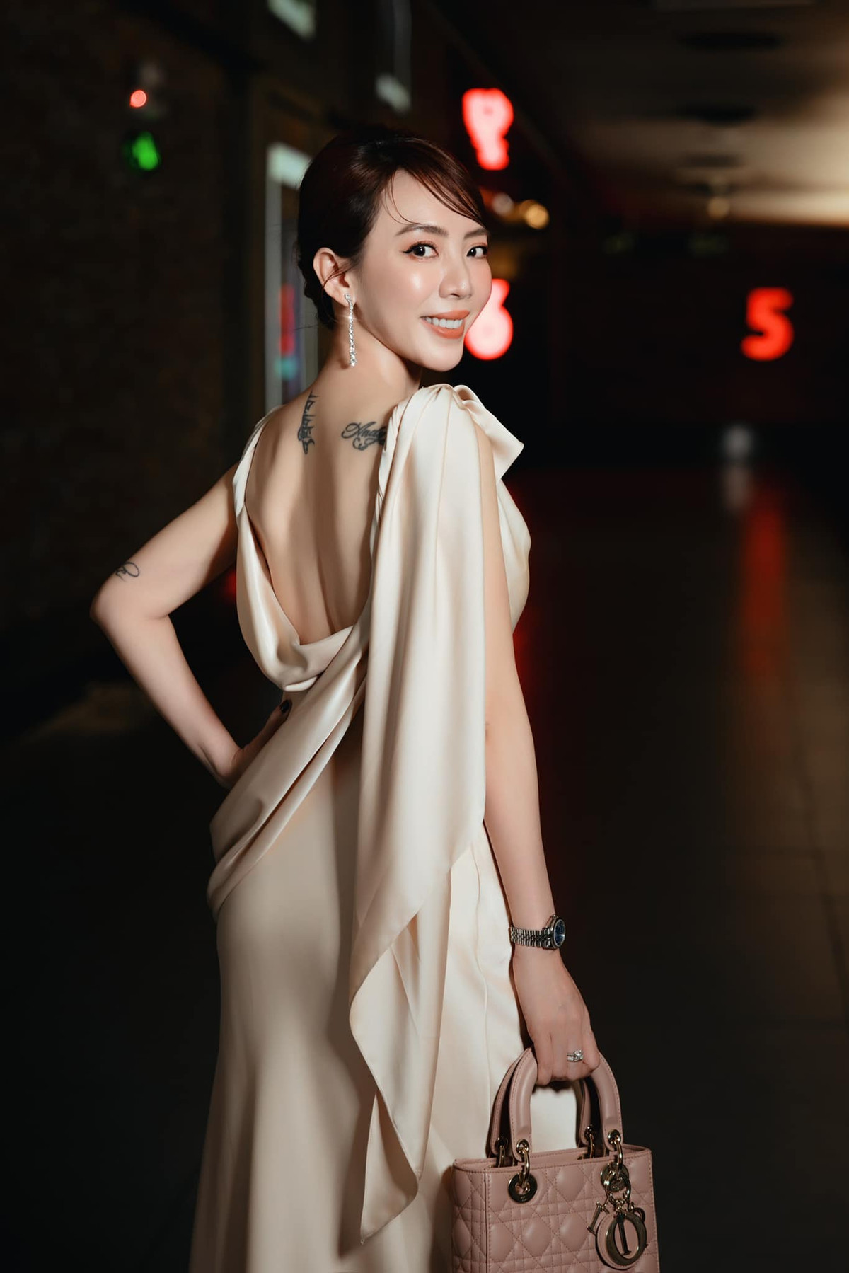 Diễn viên Thu Trang đăng ảnh gợi cảm, chia sẻ về lịch trình hiện tại: "Sau 1 tháng quay bộ phim Nụ hôn bạc tỷ hôm qua lại quay về với những buổi event, gặp mặt mọi người. Cuộc sống cứ lặng lẽ trôi…". Ảnh: FB Thu Trang