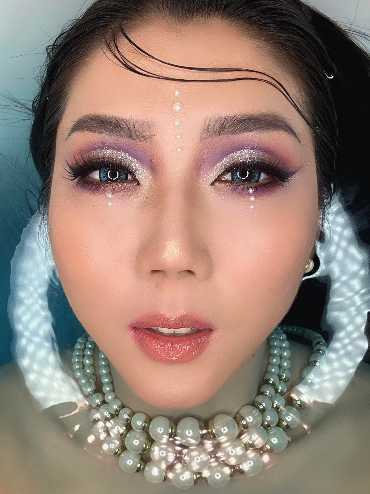 Ngọc Quyên trang điểm cầu kỳ và chụp ảnh dưới nước. Ảnh: FB Ngoc Quyen