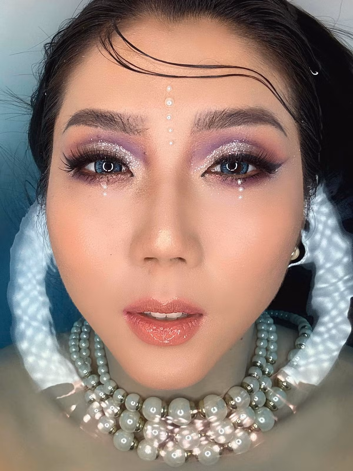 Ngọc Quyên trang điểm cầu kỳ và chụp ảnh dưới nước. Ảnh: FB Ngoc Quyen