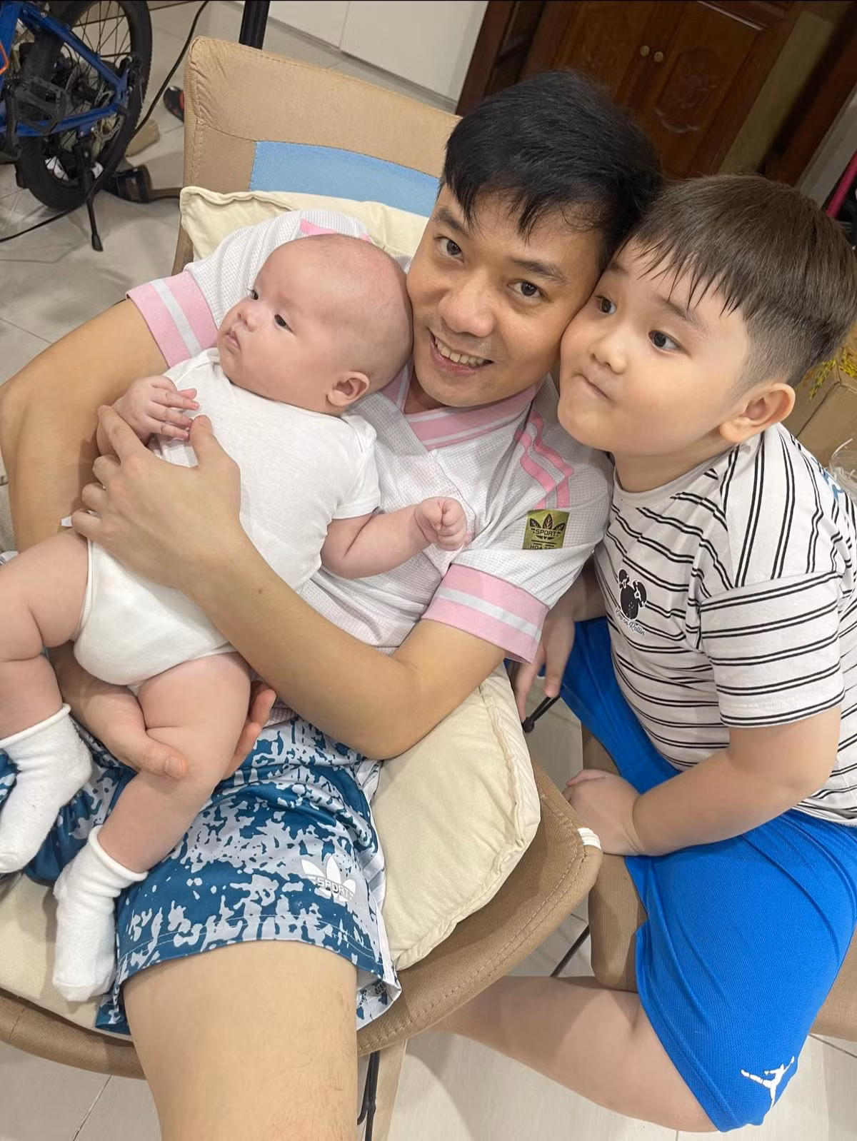 Việt Bắc chúc mừng sinh nhật vợ: "Ba chàng trai chúc mừng sinh nhật em nhé Ngọc Thuận. Chúc bà xã tất cả trừ vất vả nhá". Ảnh: FB Trần Việt Bắc