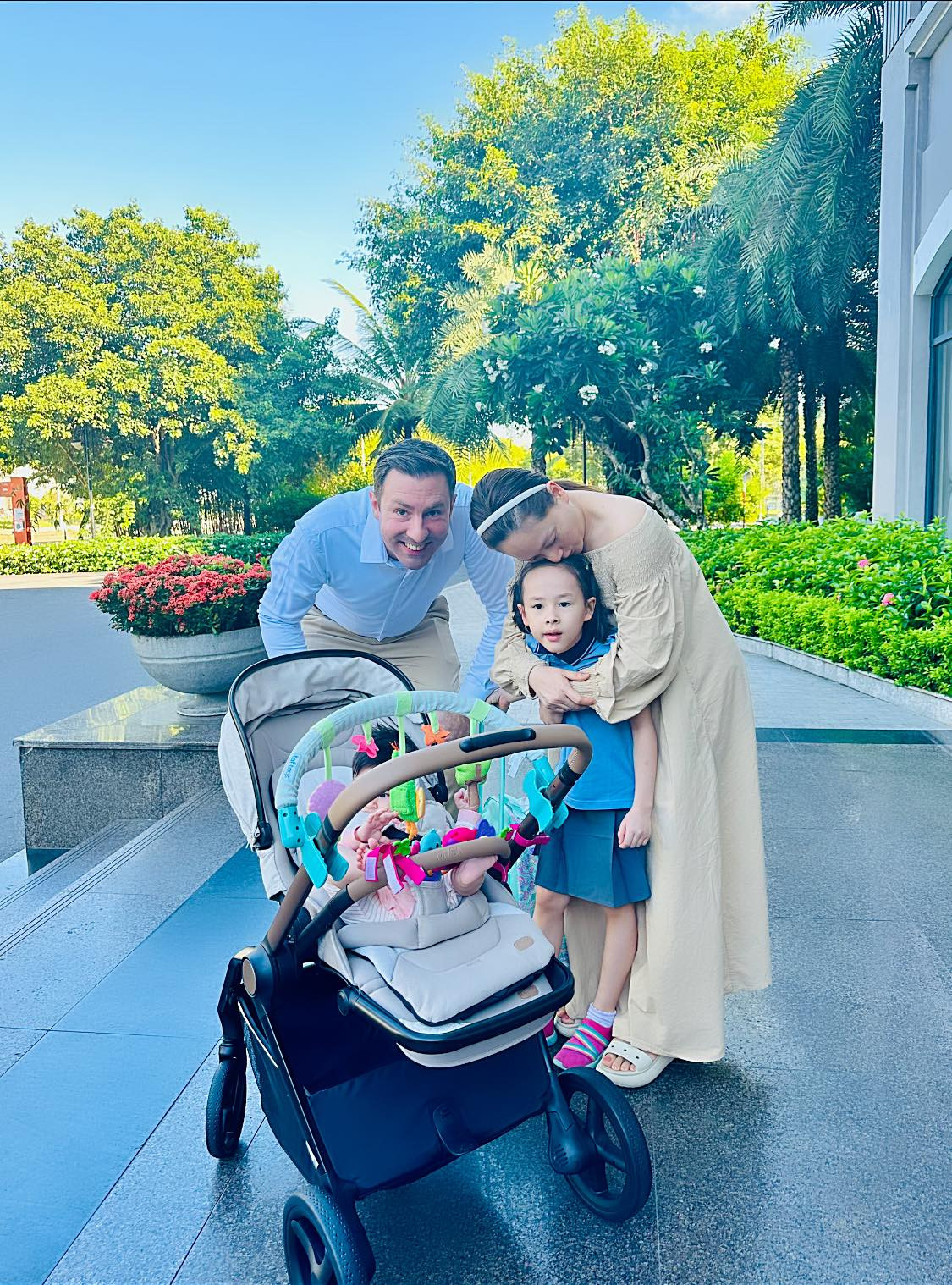 Vợ chồng diễn viên Lan Phương hạnh phúc vì con gái lớn vào lớp 1. Ảnh: FB Lan Phuong Nguyen