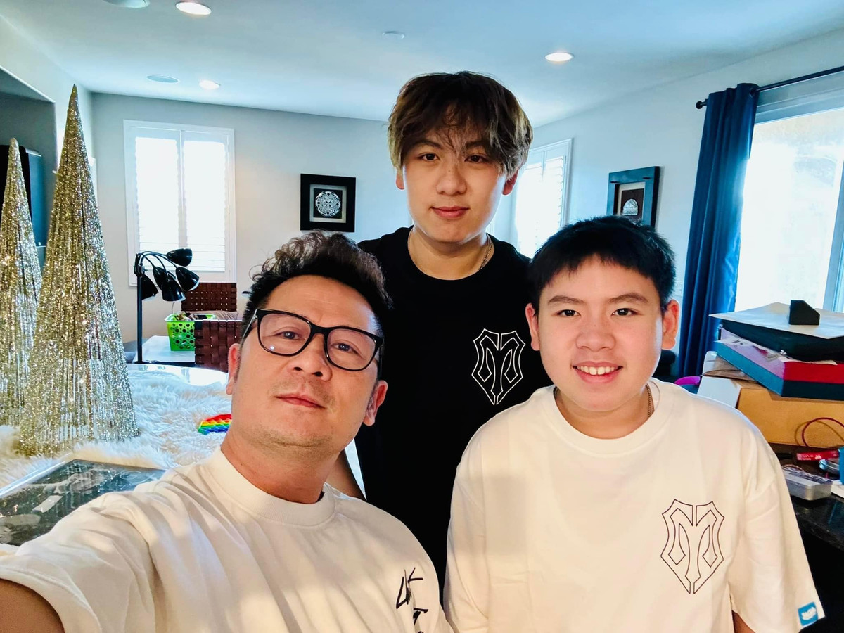 Ca sĩ Bằng Kiều đăng ảnh selfie cùng hai con trai. Ảnh: FB Bằng Kiều