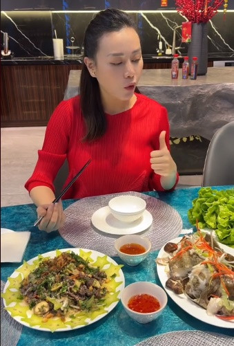 Phương Oanh còn trổ tài làm những món ngon bất bại ngày Tết với gỏi bò bóp thấu và cá song hấp hành.