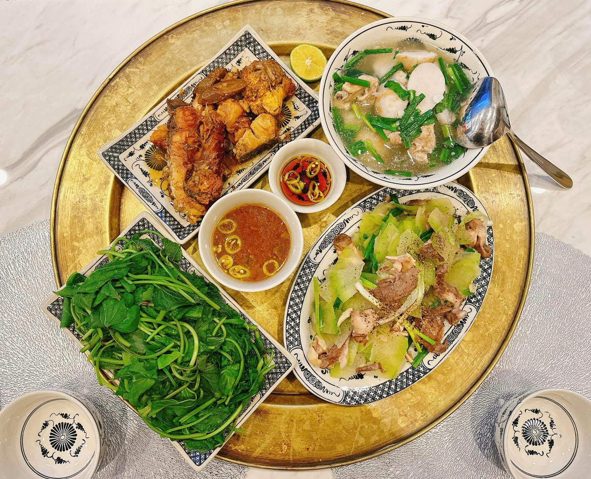 Bên canh đó, Phương Oanh còn khoe loạt mâm cơm tự nấu với thực đơn đa dạng từ món Việt lẫn món Âu, thay đổi món ăn từng ngày khiến chồng khó tính cũng phải khen.