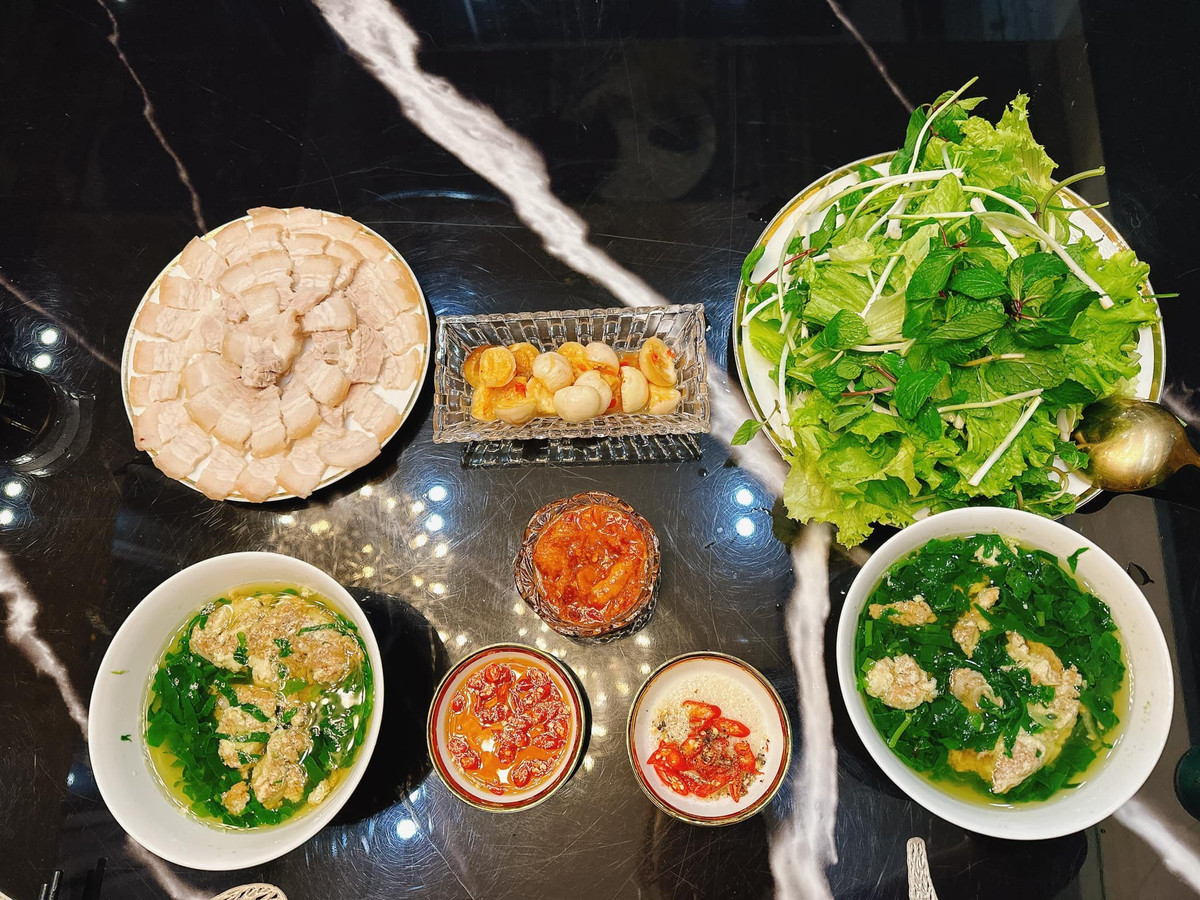 Phương Oanh chia sẻ về những mâm cơm canh đơn giản trong video của mình: "Đọc bình luận thấy nhiều người ca thán là phải có nhiều tiền hoặc nhiều thời gian thì mới được. Thật ra, như những mâm cơm này của Oanh, chỉ mất tầm vài ba trăm nghìn và dành cho 3-4 người ăn. Ai làm nhanh thì mất tầm hơn 30 phút, ai đủng đỉnh mất hơn 1 tiếng là cùng. Như Oanh đã từng chia sẻ, hạnh phúc có rất nhiều định dạng, có rất nhiều trong những điều đơn giản hàng ngày".