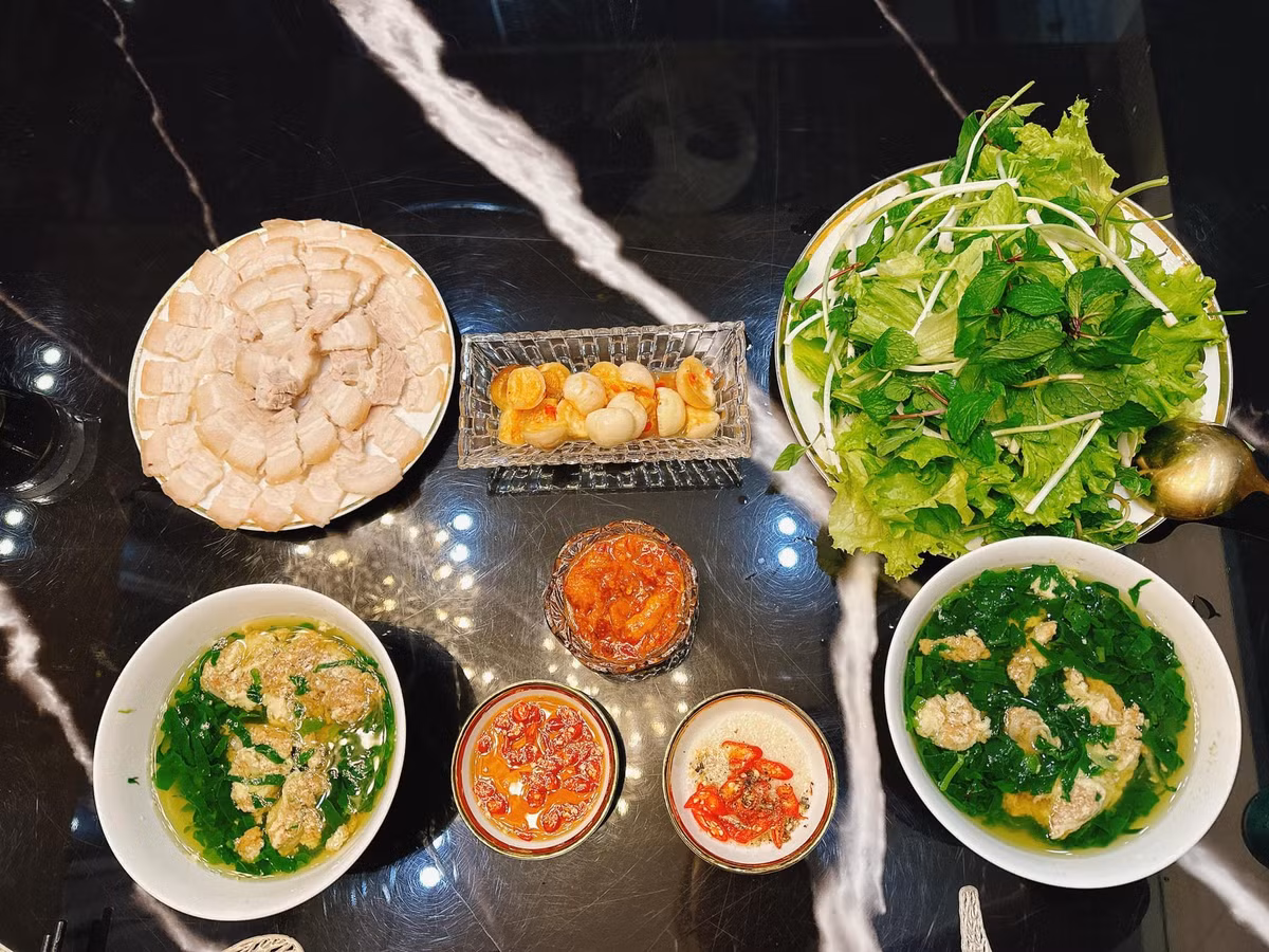 Phương Oanh chia sẻ về những mâm cơm canh đơn giản trong video của mình: "Đọc bình luận thấy nhiều người ca thán là phải có nhiều tiền hoặc nhiều thời gian thì mới được. Thật ra, như những mâm cơm này của Oanh, chỉ mất tầm vài ba trăm nghìn và dành cho 3-4 người ăn. Ai làm nhanh thì mất tầm hơn 30 phút, ai đủng đỉnh mất hơn 1 tiếng là cùng. Như Oanh đã từng chia sẻ, hạnh phúc có rất nhiều định dạng, có rất nhiều trong những điều đơn giản hàng ngày".