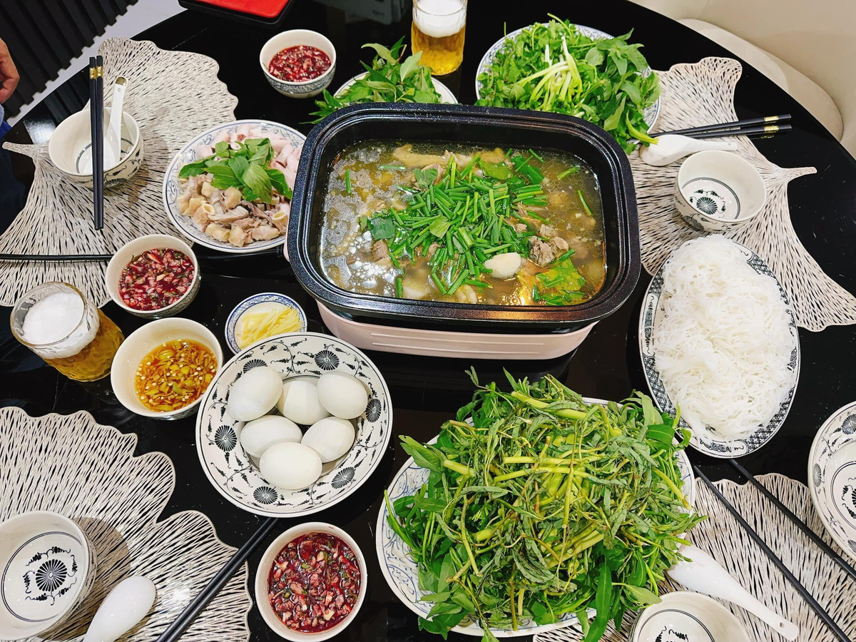 Phương Oanh còn trổ tài đánh tiết canh vịt để cho ông xã thưởng thức.