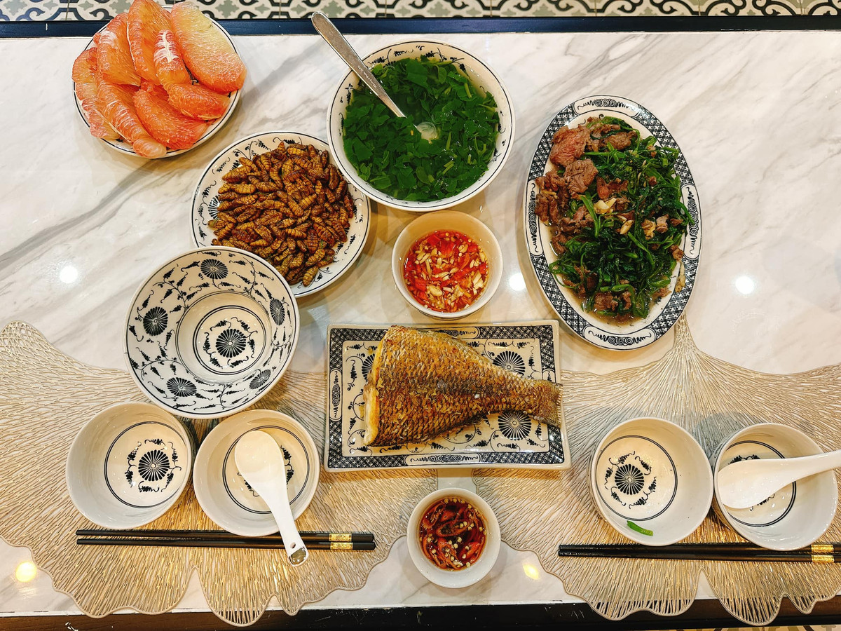 "Bếp nàng Ỉn" Phương Oanh đều đặn chia sẻ những mâm cơm được bày biện đẹp mắt.