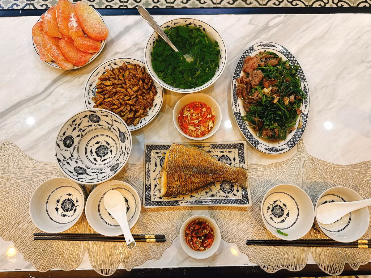 "Bếp nàng Ỉn" Phương Oanh đều đặn chia sẻ những mâm cơm được bày biện đẹp mắt.