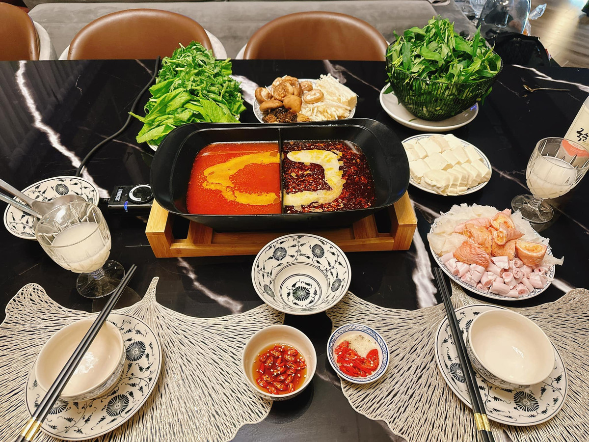 Nữ diễn viên phim "Hương vị tình thân" chăm nấu lẩu. Từ những món mất nhiều thời gian chế biến như lẩu vịt om sấu, lẩu riêu cua, đến món đơn giản hơn như lẩu chay "healthy".