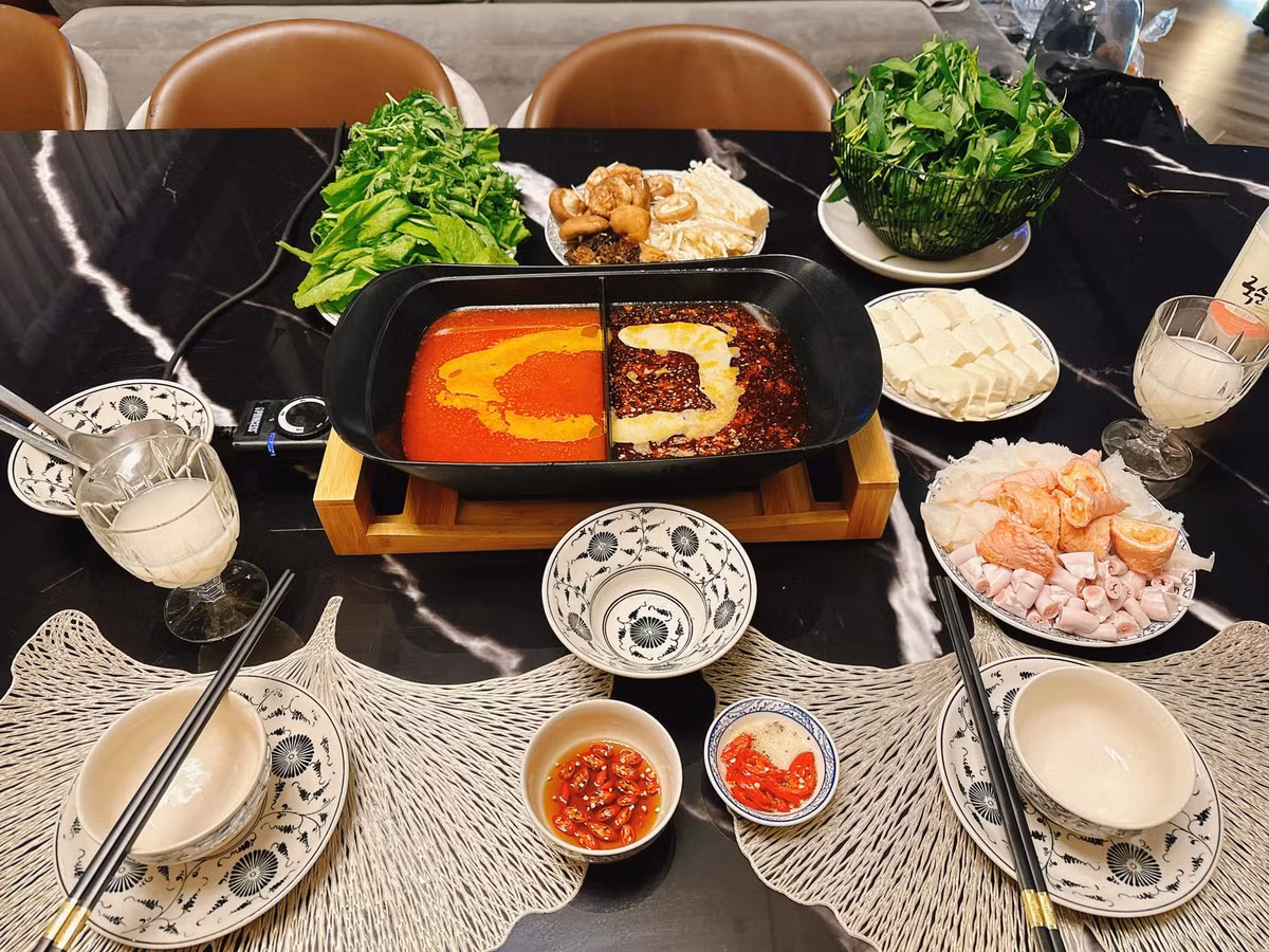 Nữ diễn viên phim "Hương vị tình thân" chăm nấu lẩu. Từ những món mất nhiều thời gian chế biến như lẩu vịt om sấu, lẩu riêu cua, đến món đơn giản hơn như lẩu chay "healthy".