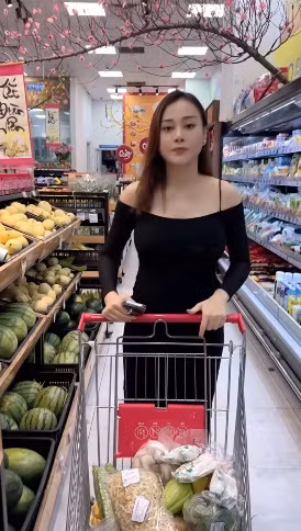 Phuong Oanh khoe loat mam com tu nau, chong kho tinh cung phai khen